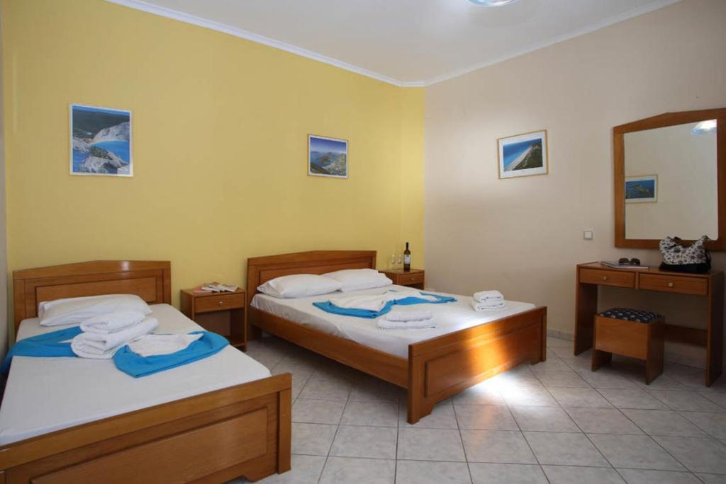 Theocharis Bros - Studios Apartments Áyios Nikítas Buitenkant foto