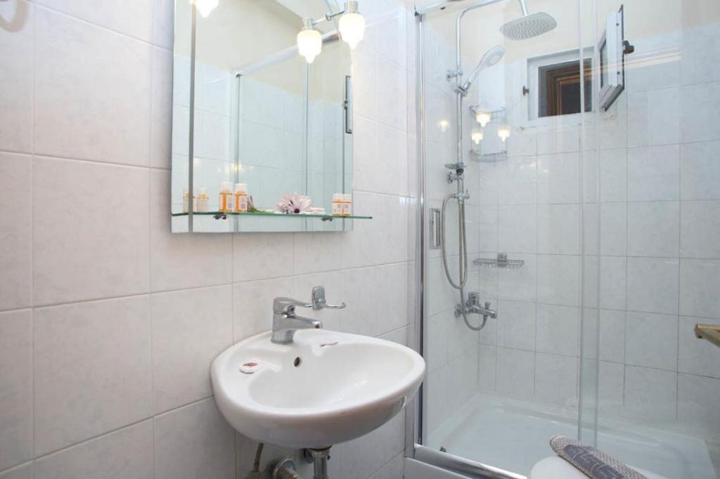Theocharis Bros - Studios Apartments Áyios Nikítas Buitenkant foto